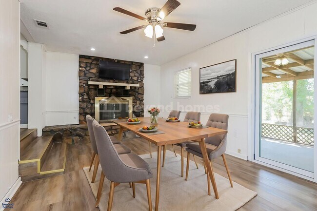 Building Photo - Charming Sherwood 3 BR Home with Fireplace & Big Yard