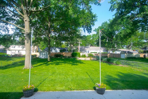 Building Photo - Beautifully updated split level with Finis...
