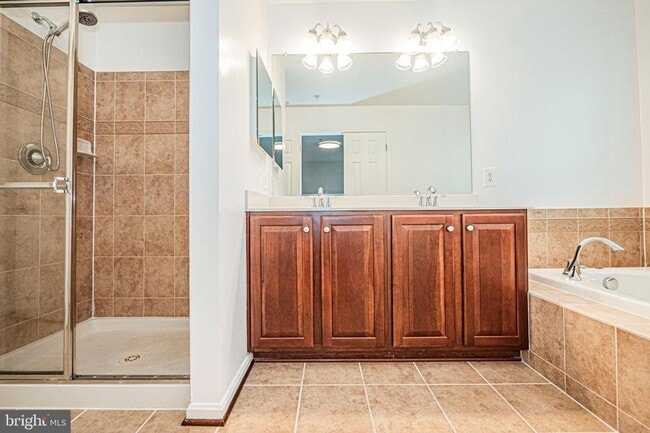 Building Photo - SPACIOUS 2 LEVEL CONDO WITH LOFT