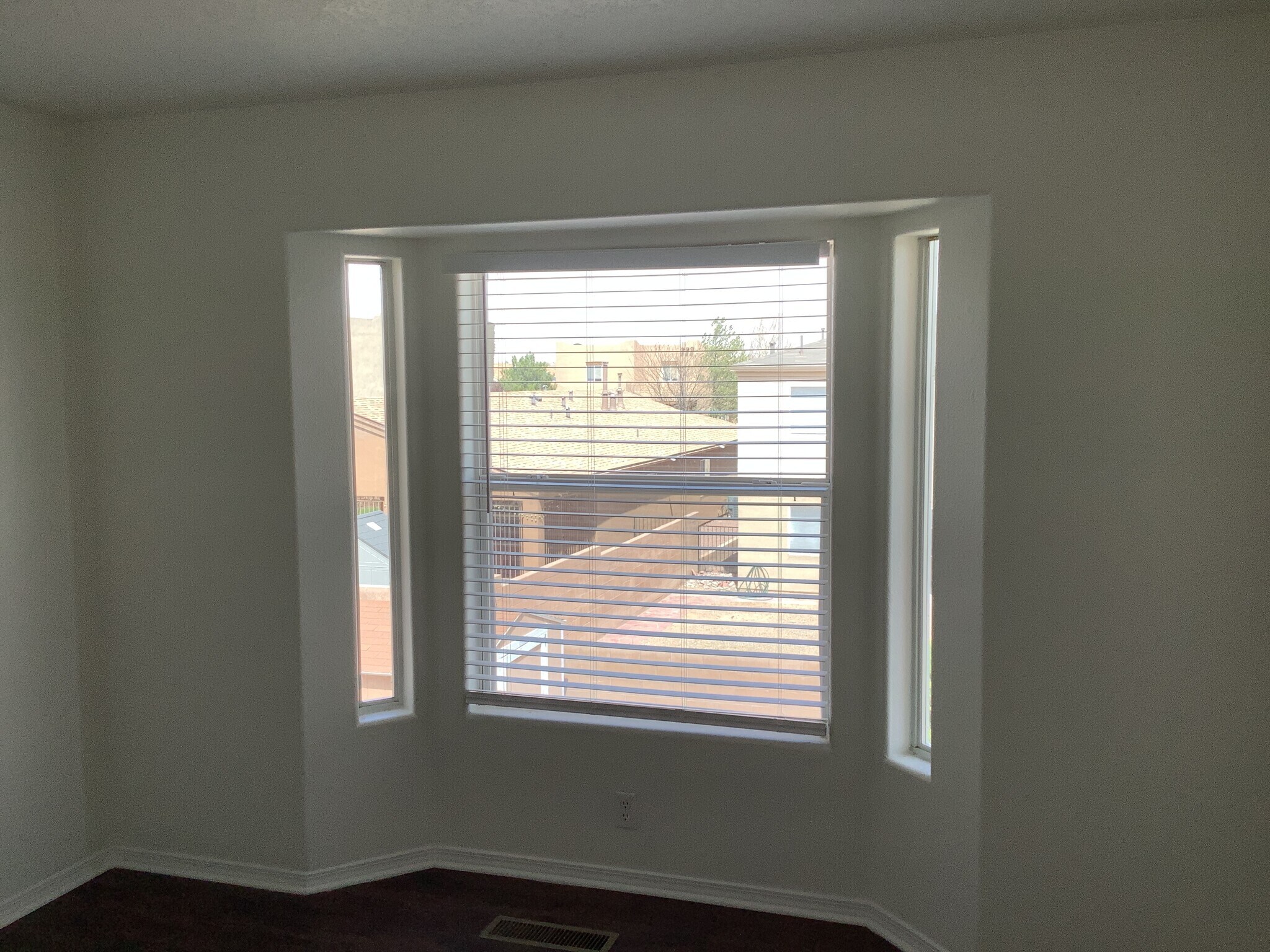 Building Photo - 1833 Chicoma Rd NE