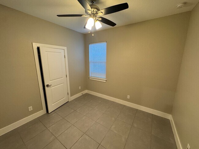 Building Photo - INCREDIBLE 4 Bedroom, 2 Bathroom Home in Poinciana!