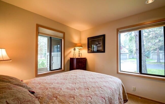 Building Photo - Fully Furnished Eaglewood Condo in Sunriver – Pool, Golf & Trails at Your Doorstep