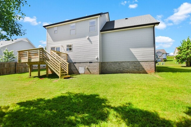 Building Photo - Pet Friendly Three Bedroom with Bonus!