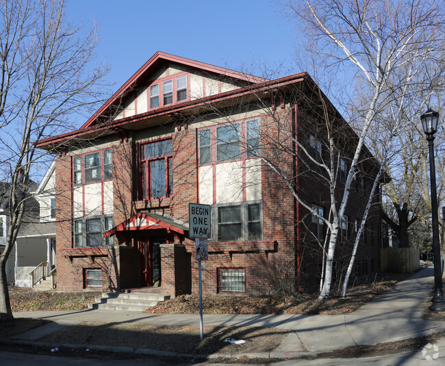 Building Photo - 2000 Grand Ave S