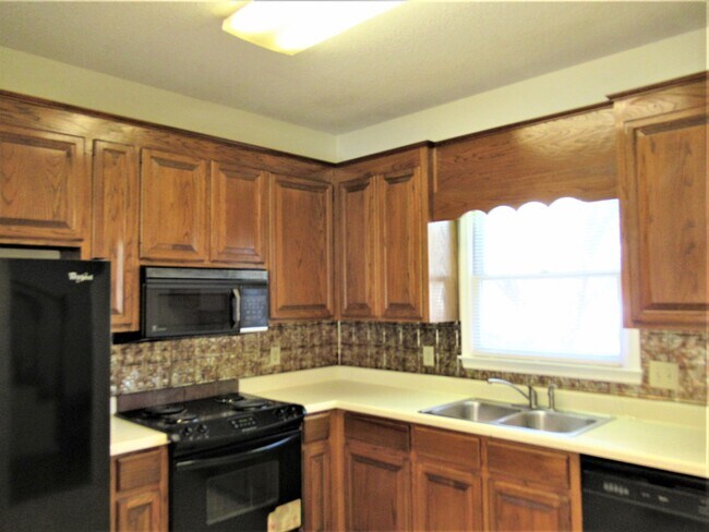 Building Photo - Home Available in Birmingham! Available to View Now! DEPOSIT PENDING!!!