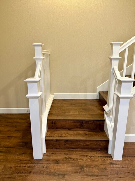staircase up from entry level - 722 El Paseo Cir