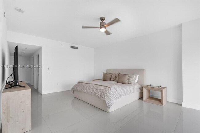 Building Photo - 17111 Biscayne Blvd