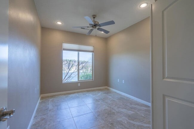 Building Photo - Bright & Beautiful 2 Bedroom Home in Sun R...