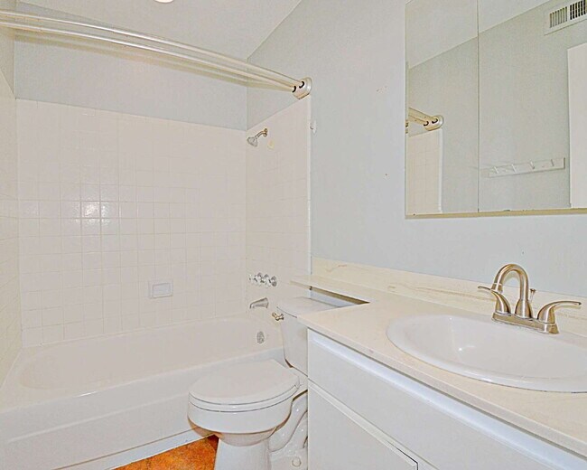 Building Photo - "Chic 3-Bed Condo Oasis in Prime Palm Spri...