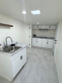 Building Photo - 2624 Live Oak St