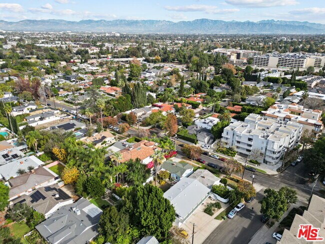 Building Photo - 15529 Moorpark St