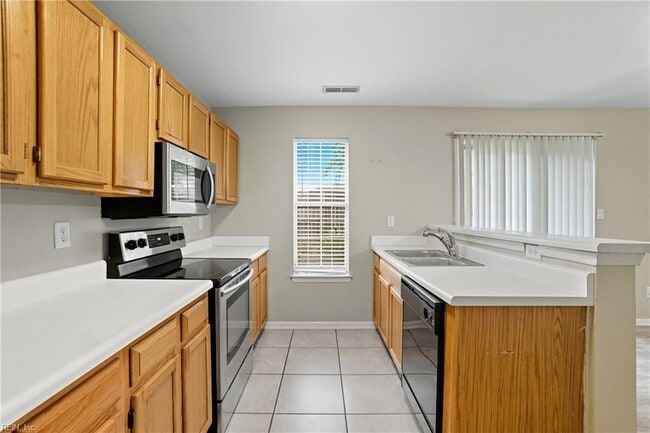 Building Photo - 716 Aylesbury Dr