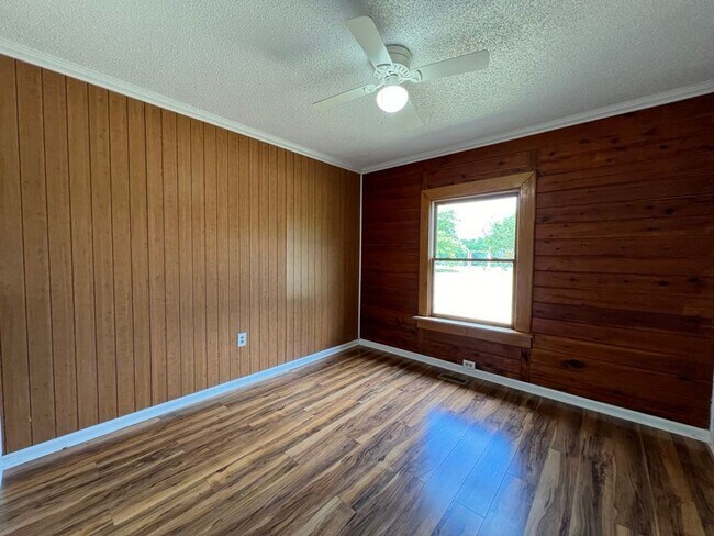 Building Photo - Spacious Log Cabin with Bonus Room. Country Living!