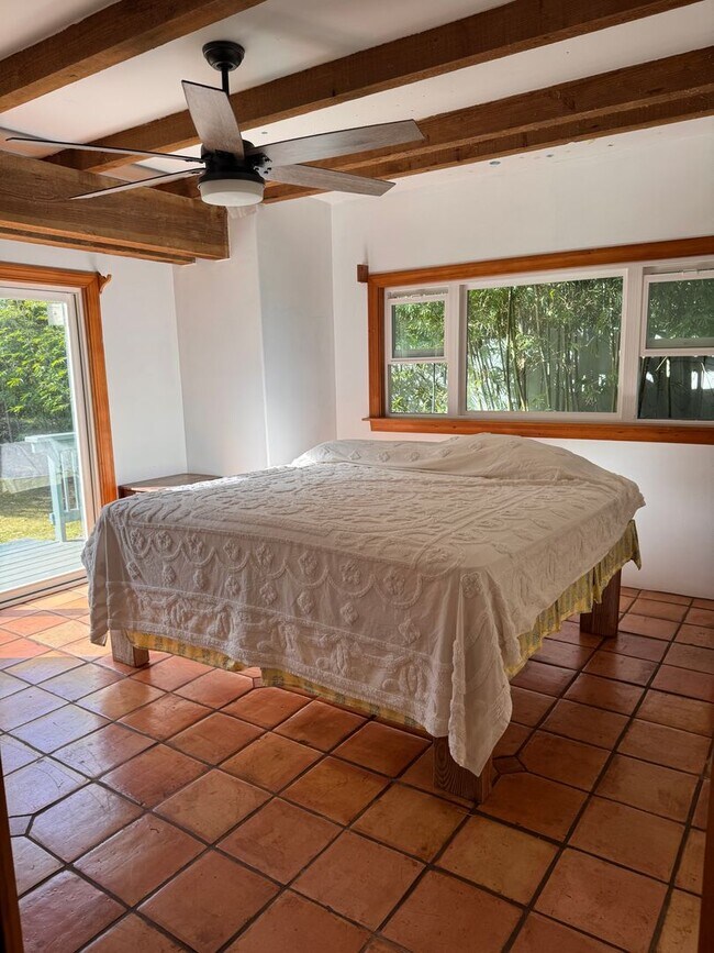 Building Photo - Prime location, large custom home near Wai...