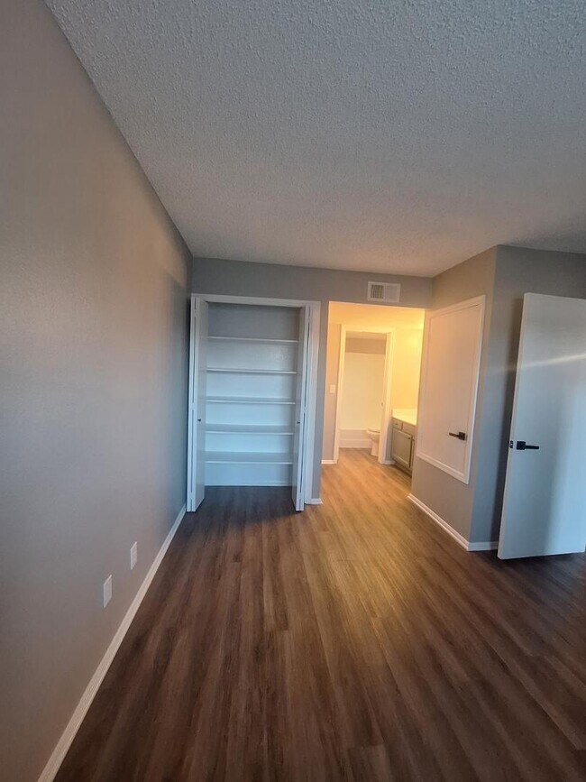 Building Photo - 623 W Guadalupe Rd