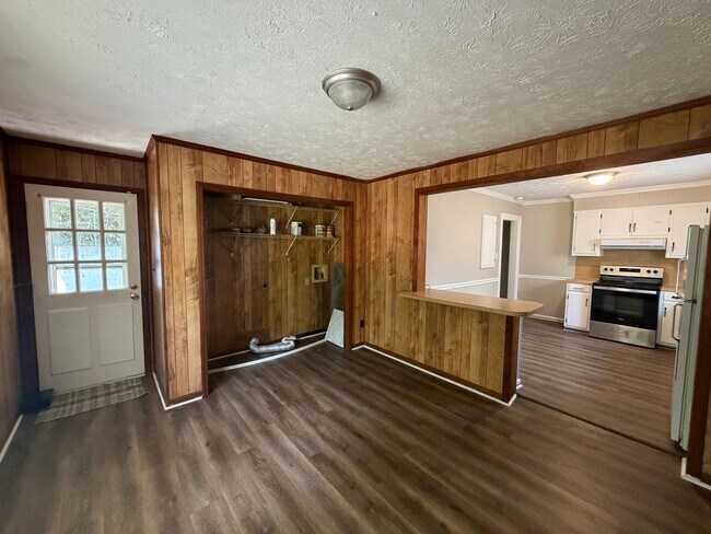 Building Photo - 2 Bed 1 Bath Home