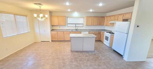 Building Photo - Circle Cross