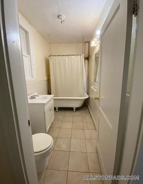 Building Photo - 11 Barrows St