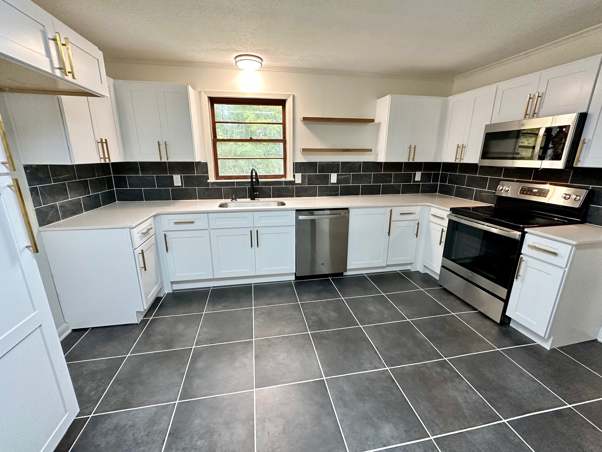 Kitchen 2 - 913 Lynden Blvd