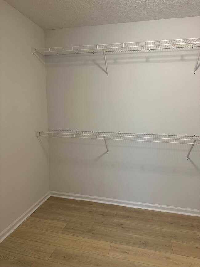 Building Photo - Tranquil South Retreat: Spacious 5-Bed Home with Fenced Yard, Pet-Friendly, Washer/Dryer Included