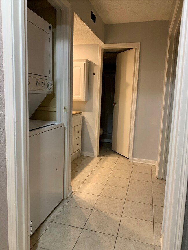 Building Photo - 11201 Lynbrook Dr