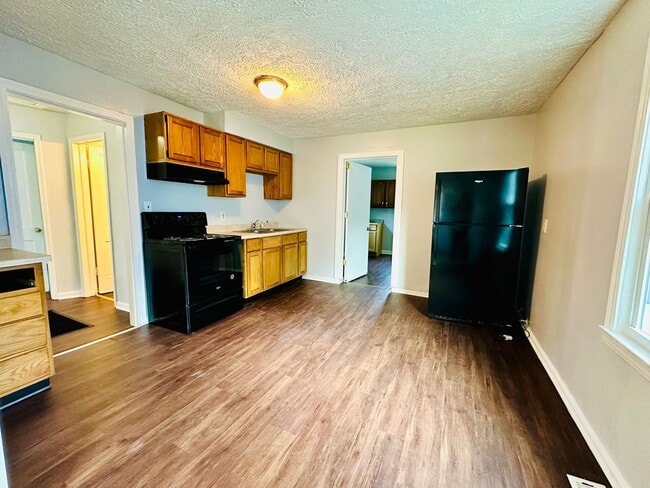 Building Photo - 2BR off Taylor Blvd with open floor plan n...