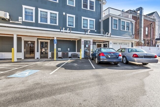 Building Photo - 44 Maple St