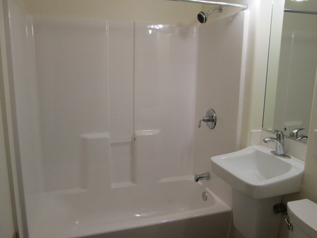 Building Photo - 1377 Woodside Dr