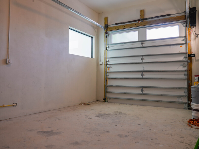 Building Photo - 8400 SW 65th Ave