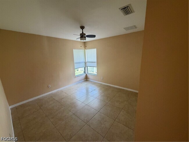 Building Photo - 905 SW 8th Ct