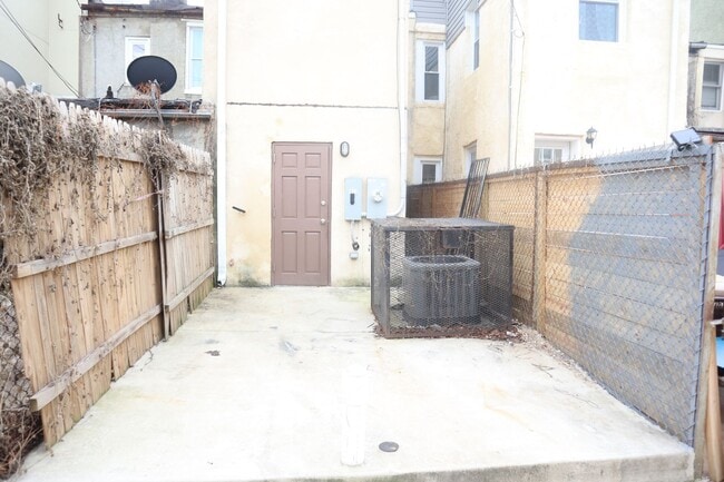 Building Photo - (Townhouse for Rent ) Simply Beautiful