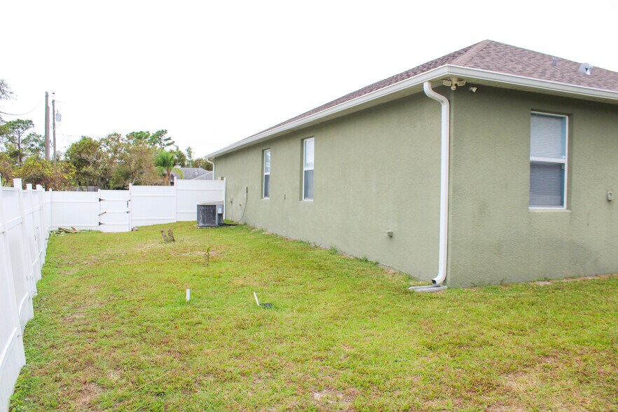 Building Photo - 1699 Landfair Ave