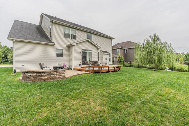 Building Photo - 16W674 Hawthorne Ct