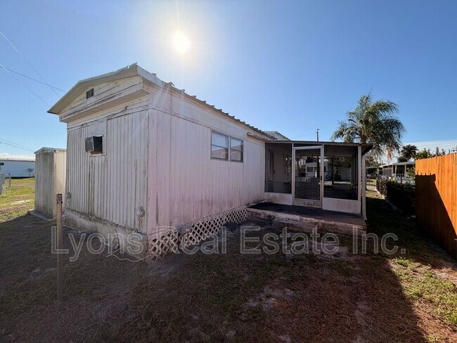 Building Photo - 121 Coachlight Ln