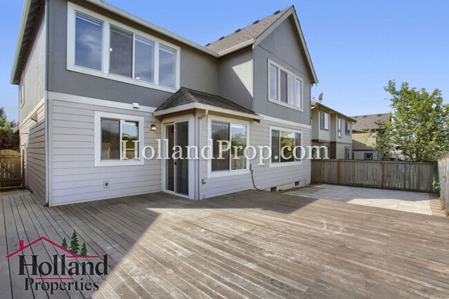 Building Photo - Spacious 4-Bedroom Portland Home with Fenced Yard, Fireplace & Modern Finishes!