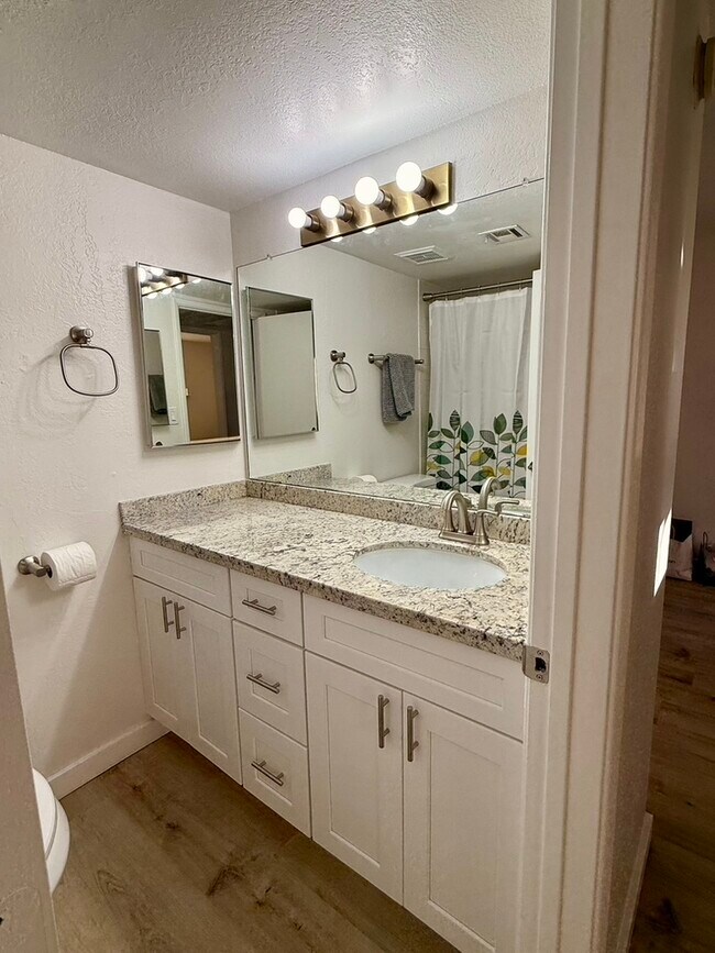 Building Photo - 3301 E Earll Dr