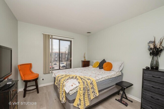 Building Photo - 260 E Court of Shorewood