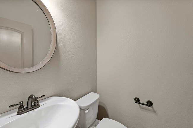 Building Photo - BEAUTIFUL 4BD + OFFICE MAIN-LEVEL LIVING H...