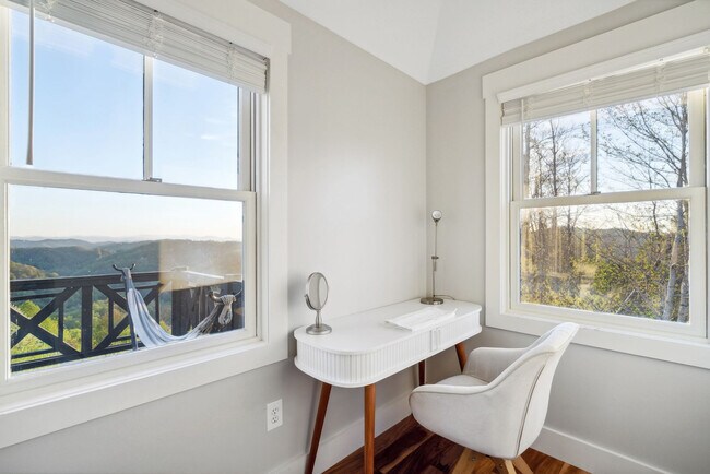 Building Photo - 140 Mystic Ridge Dr