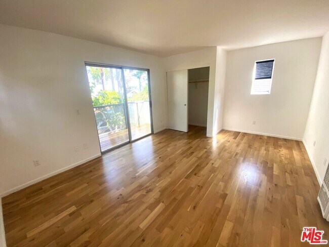 Building Photo - 504 Altair Pl