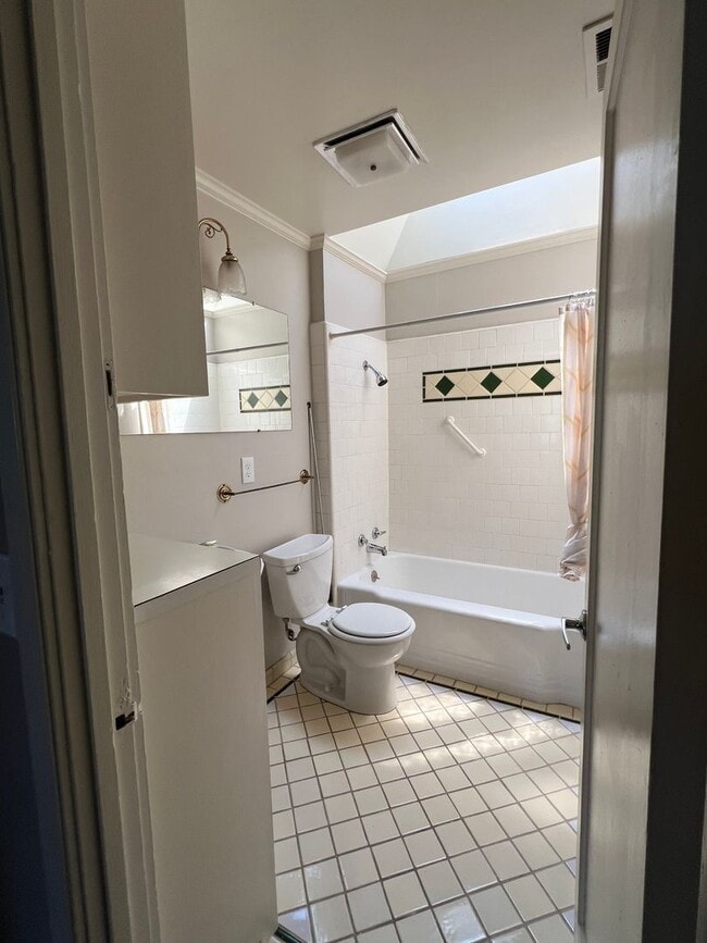 Building Photo - Charming 2-bedroom Menlo Park Cottage