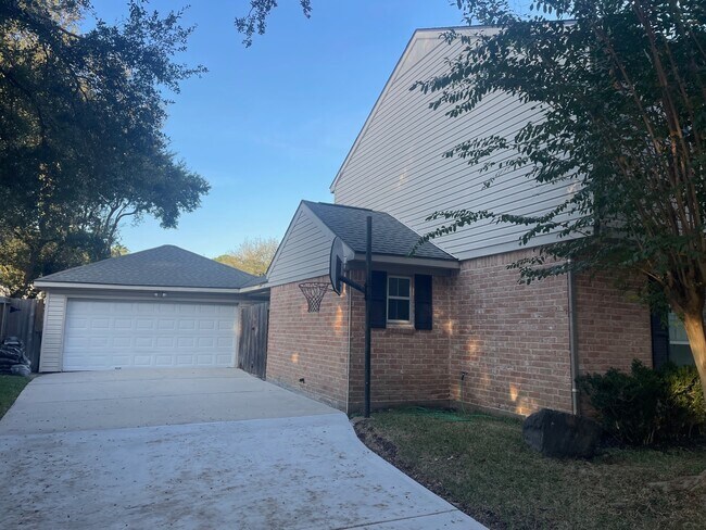 Building Photo - 11310 Meadow Lake Dr