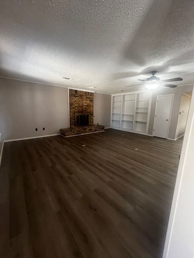 Building Photo - 2 Bedroom 2 Bath