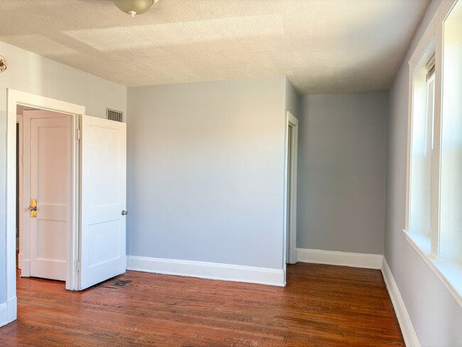 Building Photo - 922 Calwell Rd
