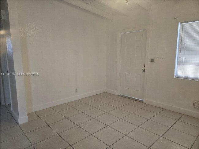 Building Photo - 1645 Lauderdale Manor Dr