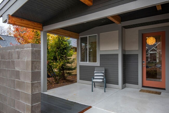 Building Photo - For Rent: Furnished Executive Home in Bend, OR – Prime Location!