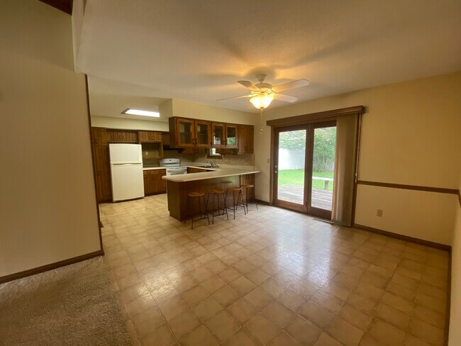 Dining area - 205 Carrie Ave