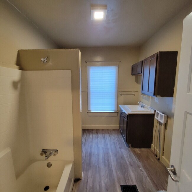 Building Photo - Westside 2 Bedroom