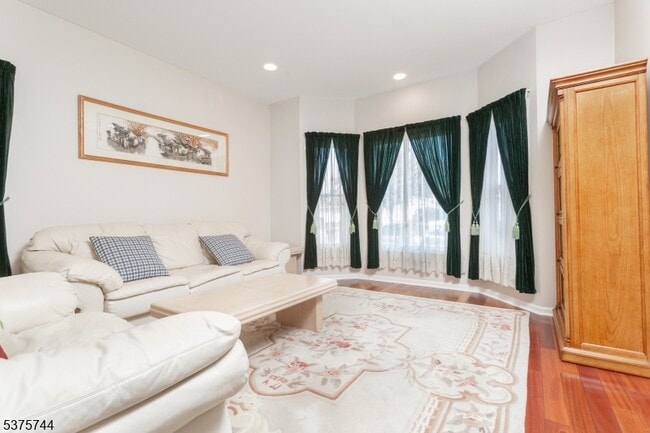 Building Photo - 35 Leah Way