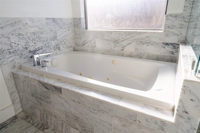 Building Photo - 1205 Summer St